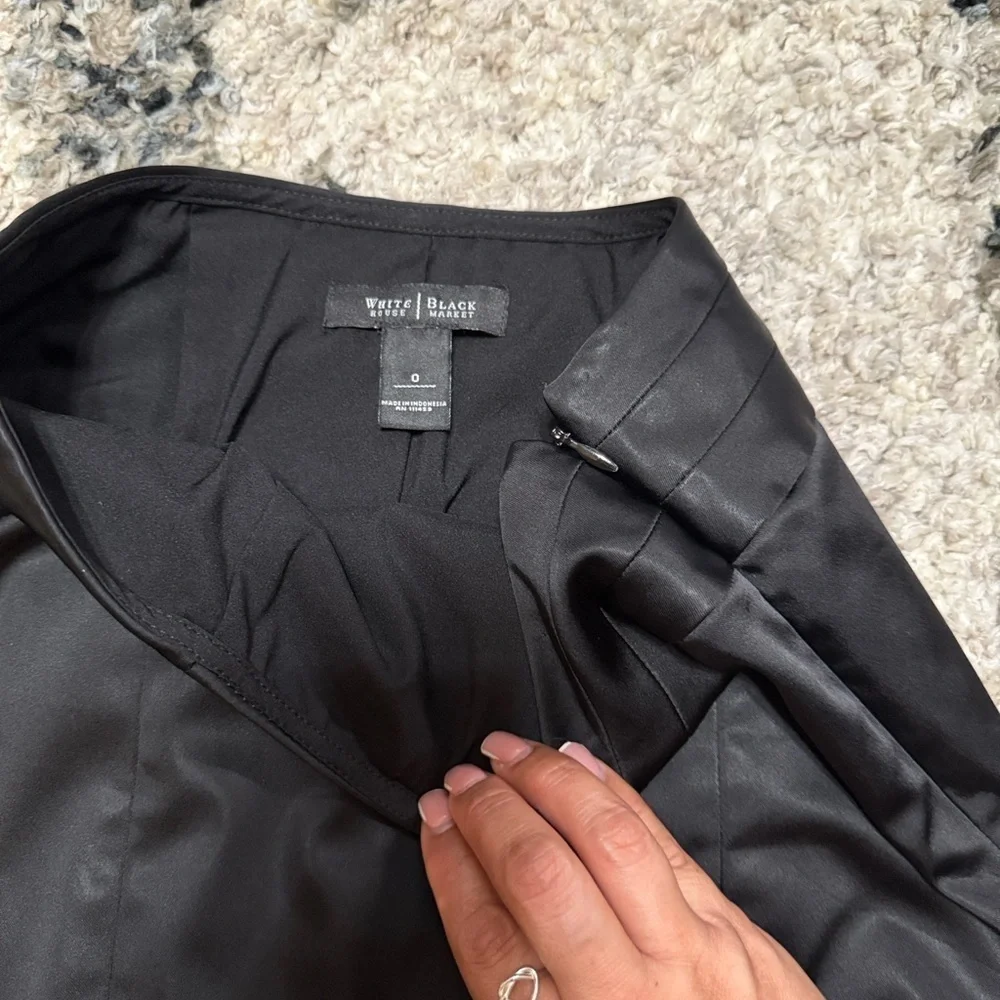 SKIRT of White House Black Market Sleek in Black